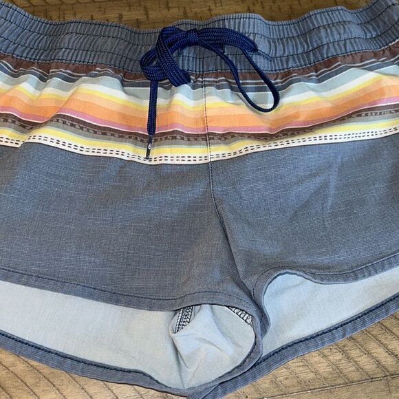 Rip Curl 🏄🏻‍♀️ Rainbow 🌈 Shorts. Tie front. Security Back Pocket Vintage Look - Picture 4 of 17
